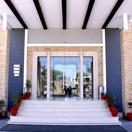 Continent Hotel Nawanshahr Nawāshahr Exteriör bild
