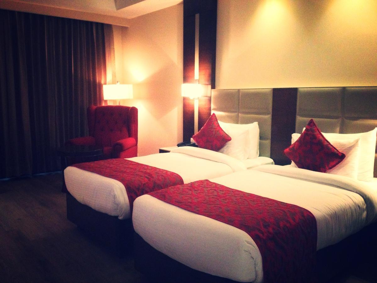 Continent Hotel Nawanshahr Nawāshahr Exteriör bild